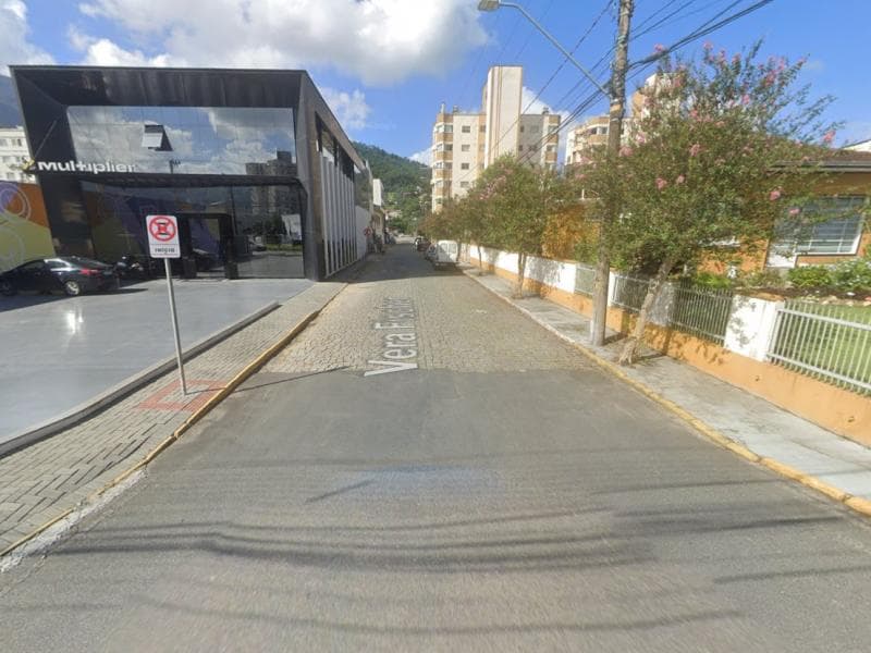 Instalação de espera de esgoto e ligação de água na Rua Vera Fischer