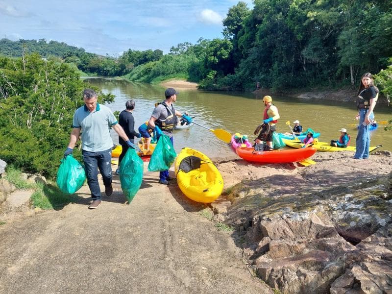 Em torno de 400 quilos de lixo foram retirados do Rio Itapocu
