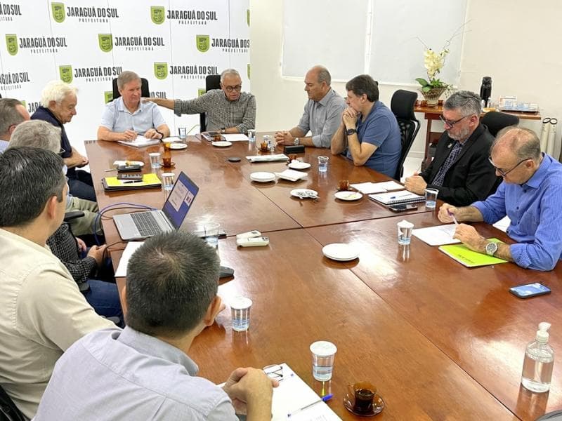 Prefeito Jair Franzner comanda reunião do Conselho Pró-Jaraguá