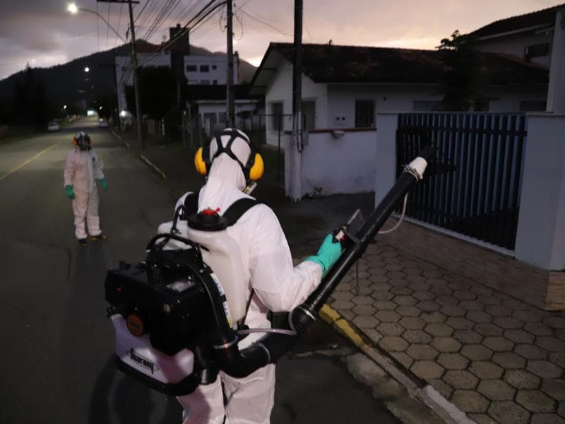 Aplicação de fumacê em ruas dos bairros Tifa Martins e São Luís