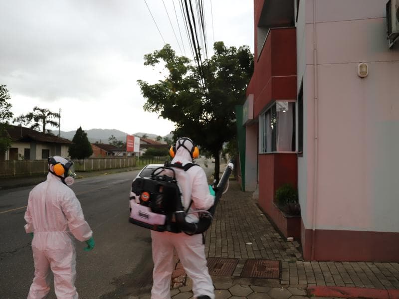 Aplicação de fumacê em ruas dos bairros Estrada Nova e Rau