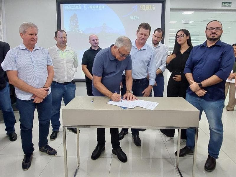 Assinadas ordens de serviço para implantação de redes de esgoto