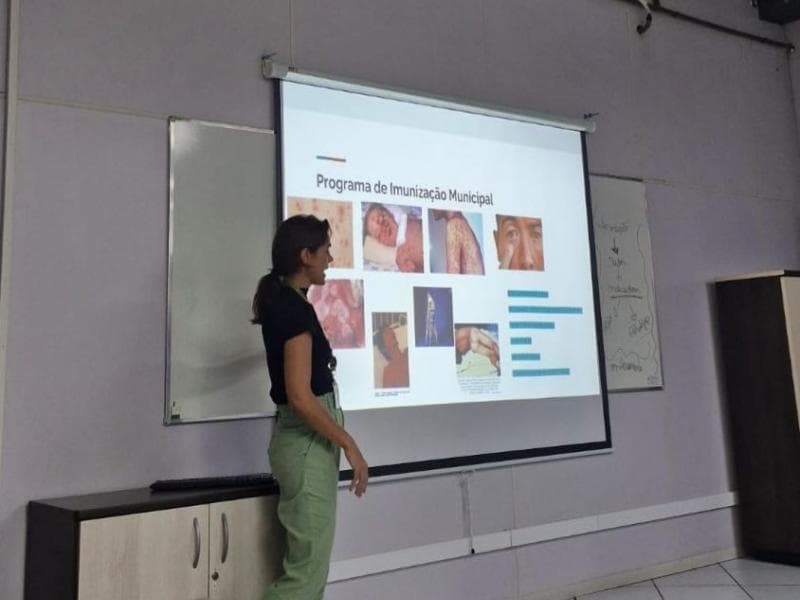 Diretores de escolas e CMEIs recebem capacitação sobre imunização