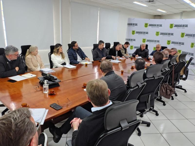 Em reunião de gestores, prefeito apresenta novo secretário da Fazenda