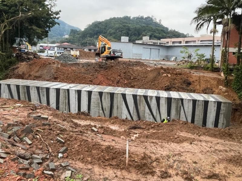Galerias são instaladas em ribeirões para ampliação da Rua 13 de Maio