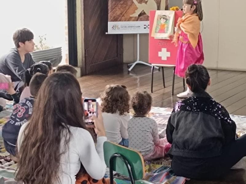Roda de Histórias envolve pais e filhos