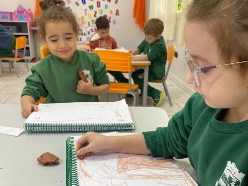 Atividade educativa une arte e natureza em escola da rede municipal