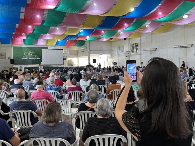 Idosos de Jaraguá do Sul aprendem a se proteger contra golpes financeiros