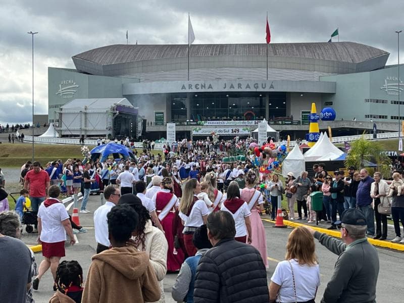 Desfile de aniversário e corte do bolo reúnem milhares de pessoas