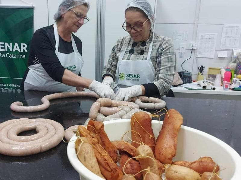 Idosos aprendem a processar produtos a base de frango