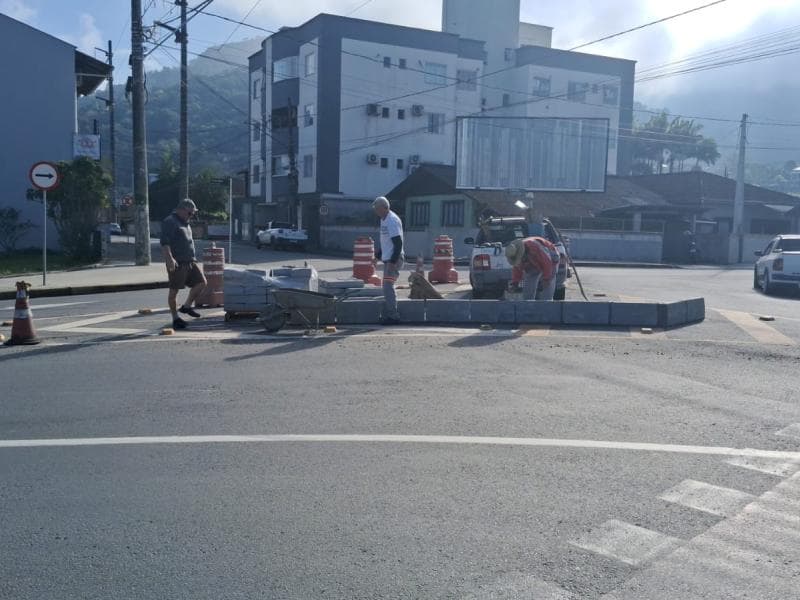 Canteiros centrais garantem mais segurança em vias da cidade