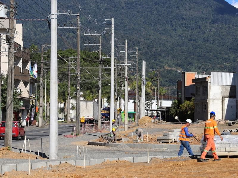 Obras no novo traçado da Rua 13 de Maio avançam com realocação de postes