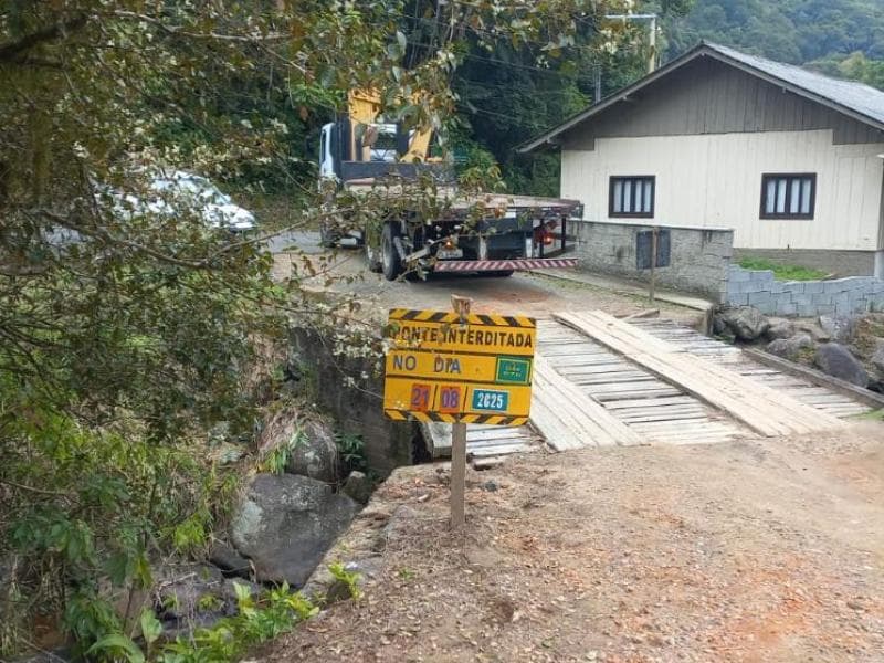 Interdição de ponte no bairro Rio Molha na quinta (21)