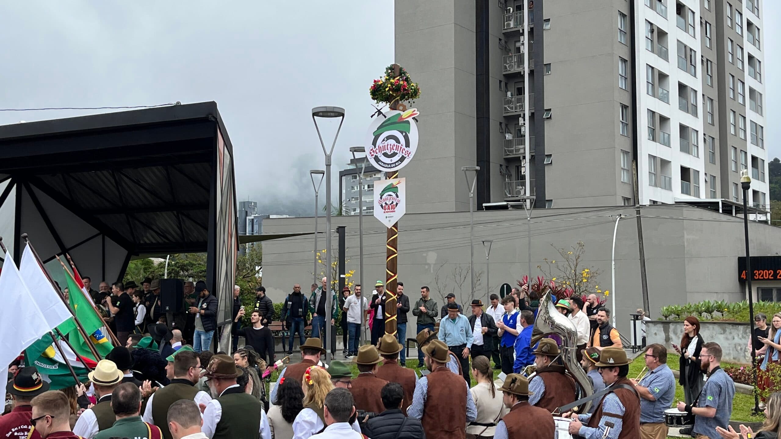 Schützenbaum é instalada na Praça Ângelo Piazera
