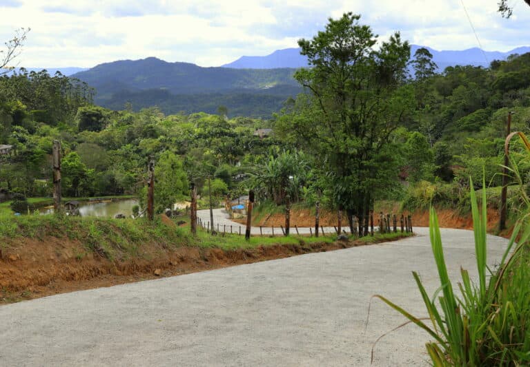 Prefeitura finaliza concretagem do acesso ao Parque Natural Morro dos Stinghen