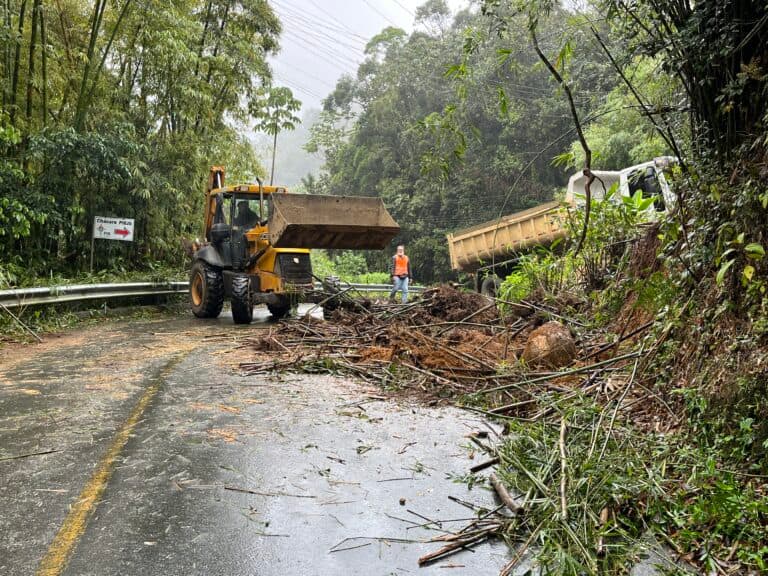 Chuva causa ponto de deslizamento no bairro Rio Molha