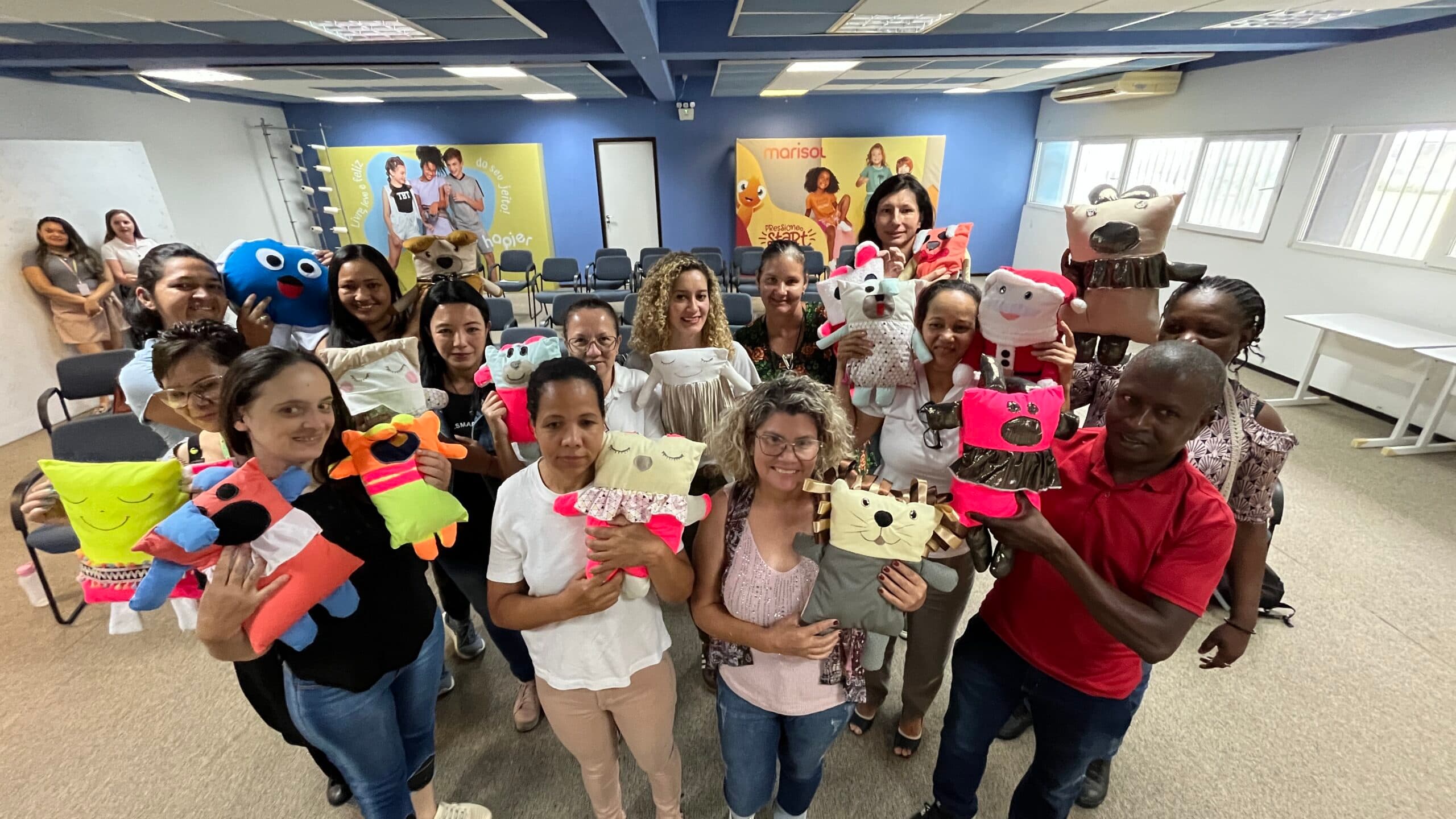 Alunas do Qualifica Jaraguá entregam “naninhas” a entidade assistencial