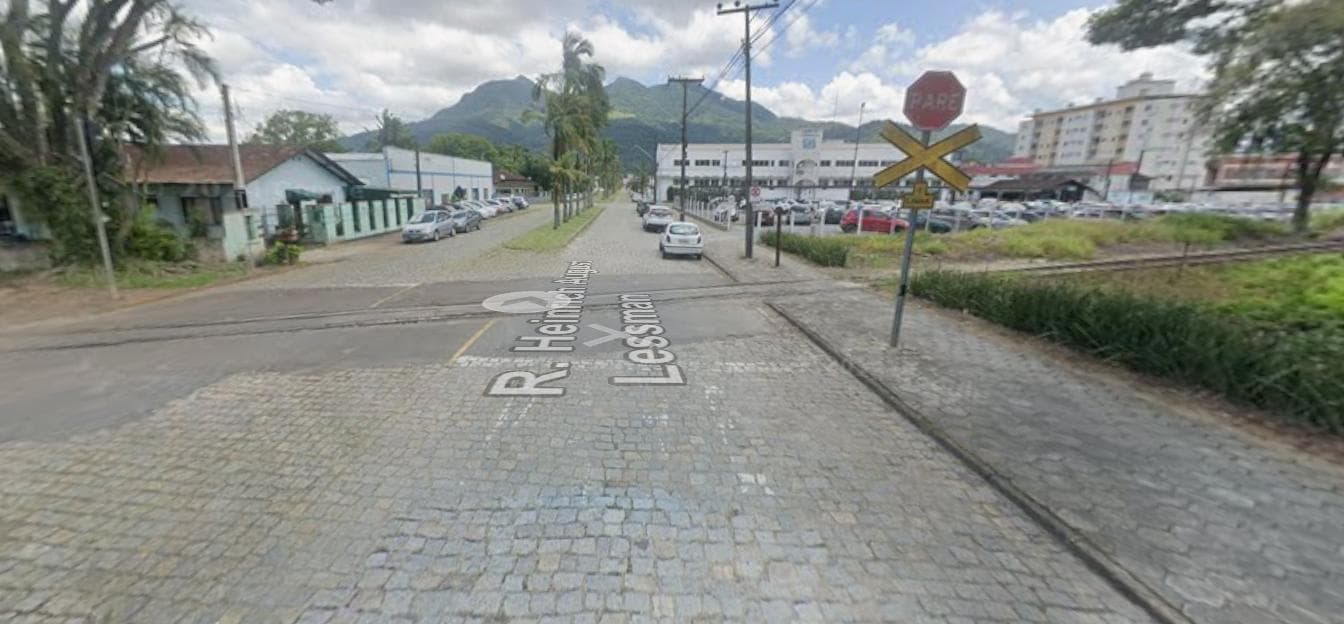 Interdição de passagem em nível na Rua Heinrich August Lessmann