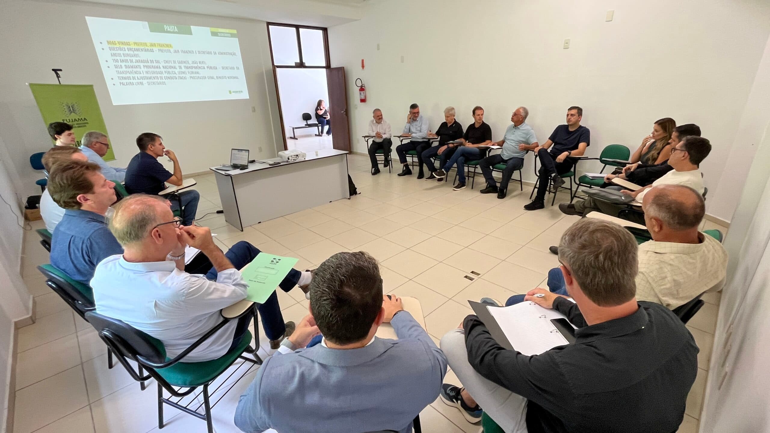 Prefeito reúne secretariado para alinhamento de ações