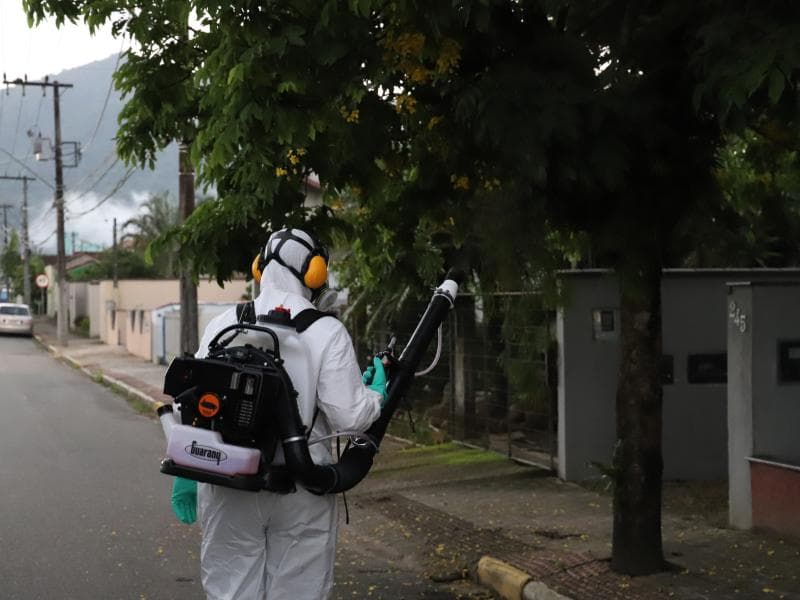 Aplicação de fumacê em ruas do bairro São Luís