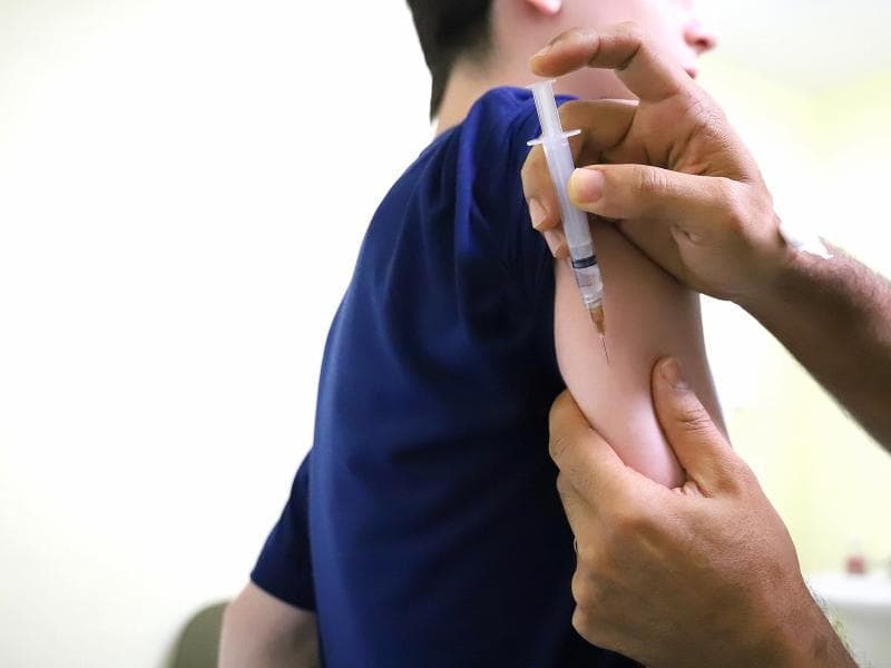 Vacinação contra a dengue é ampliada para faixa etária de 10 a 16 anos