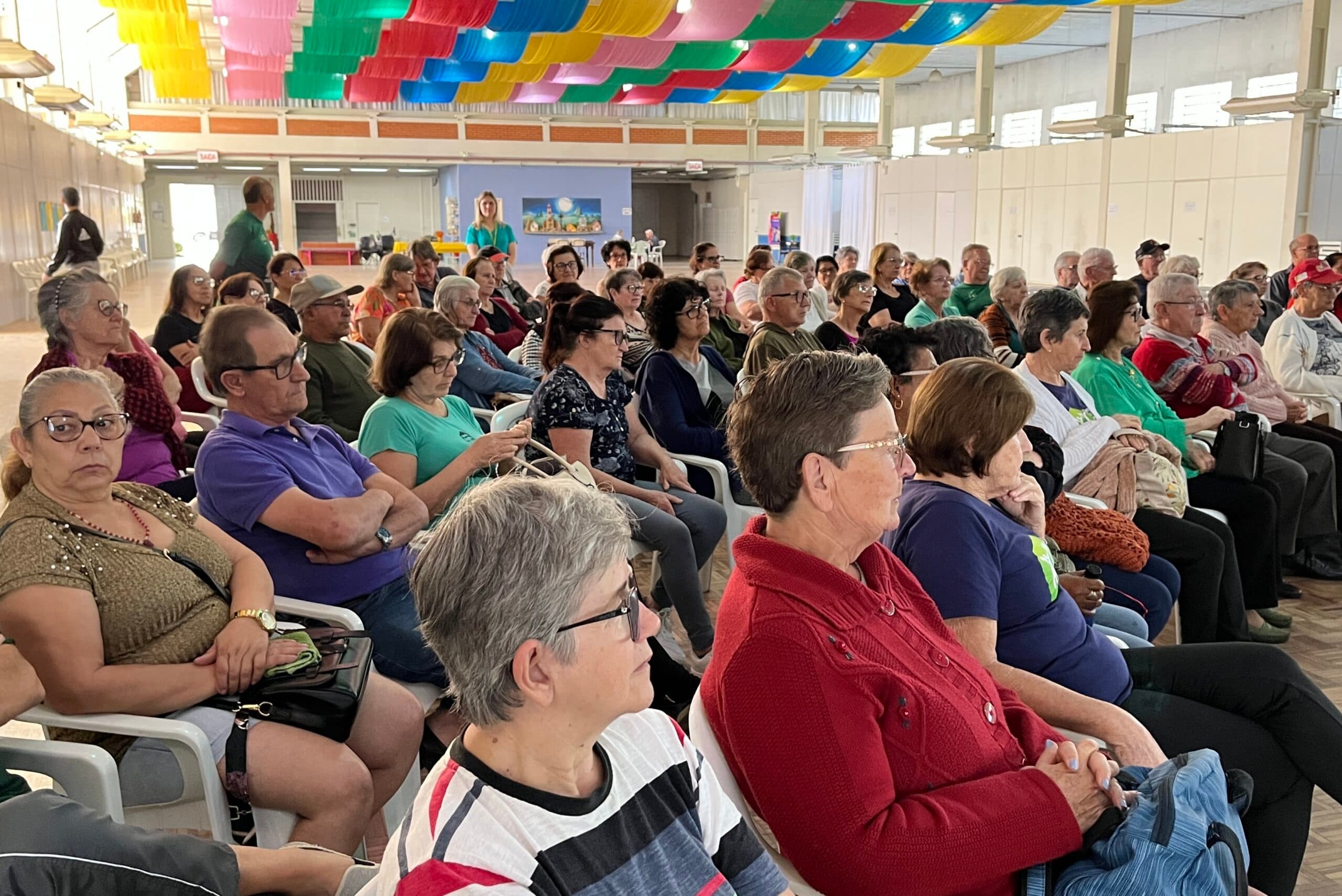 Idosos discutem sobre como envelhecer com saúde