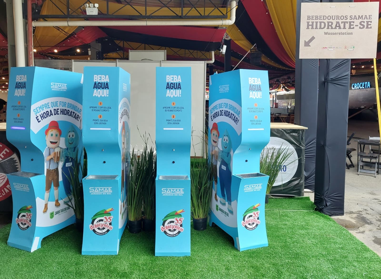 Bebedouros com água gratuita estão disponíveis ao público durante a Schützenfest