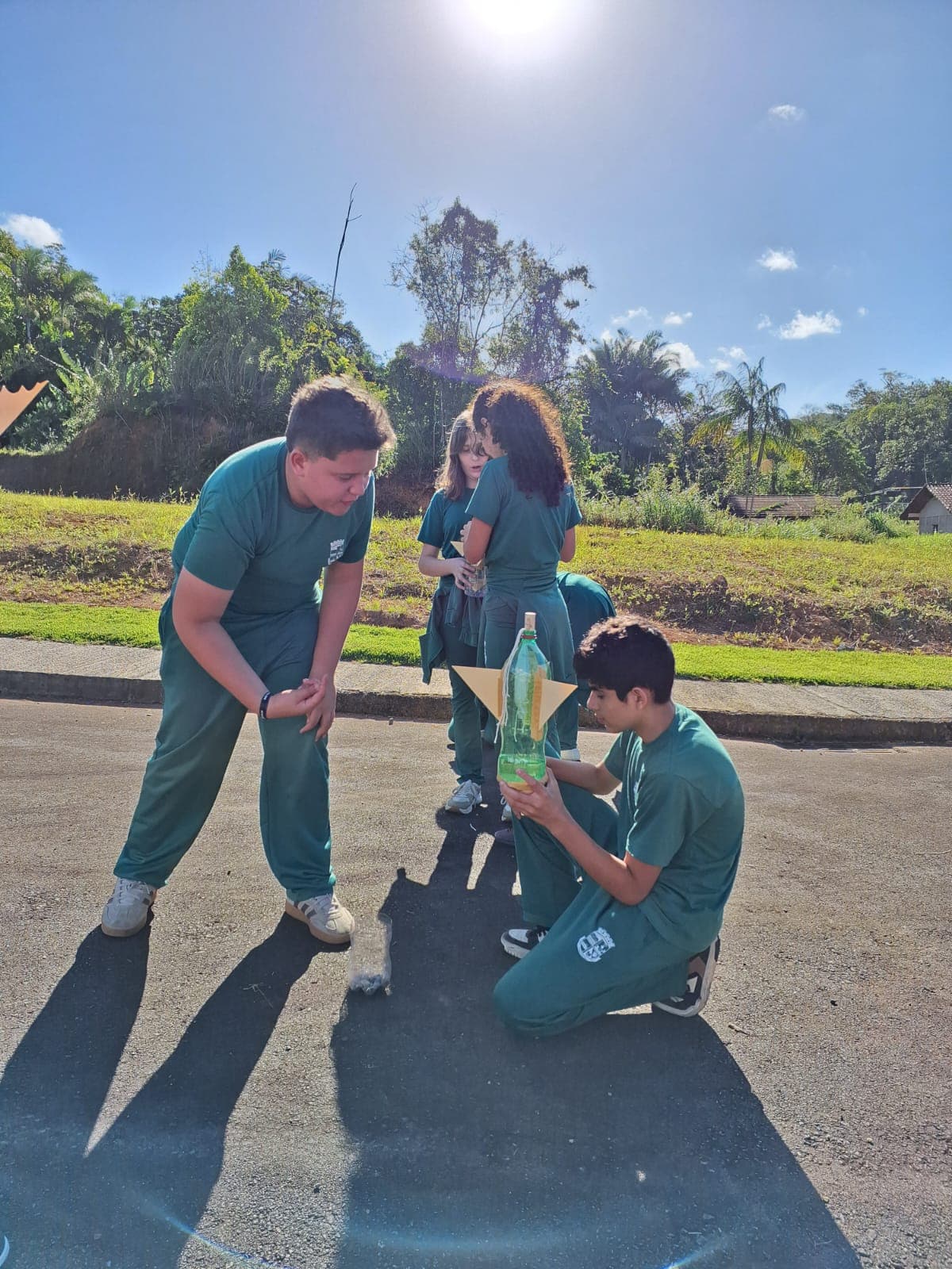 Alunos participam de experimento no Clube de Ciência da Emeb Francisco de Paula