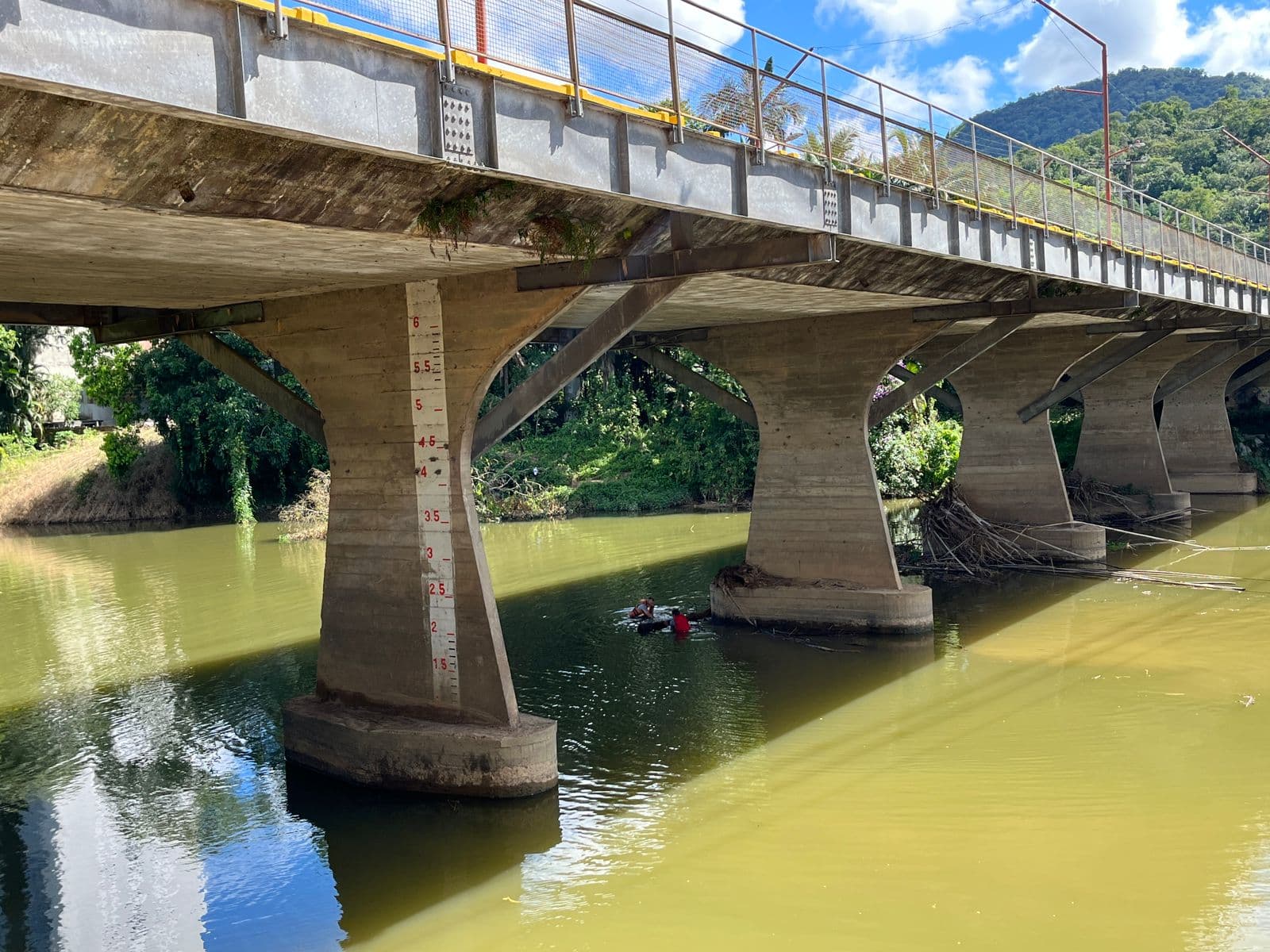 Defesa Civil inicia limpeza preventiva nos pilares das pontes de Jaraguá do Sul