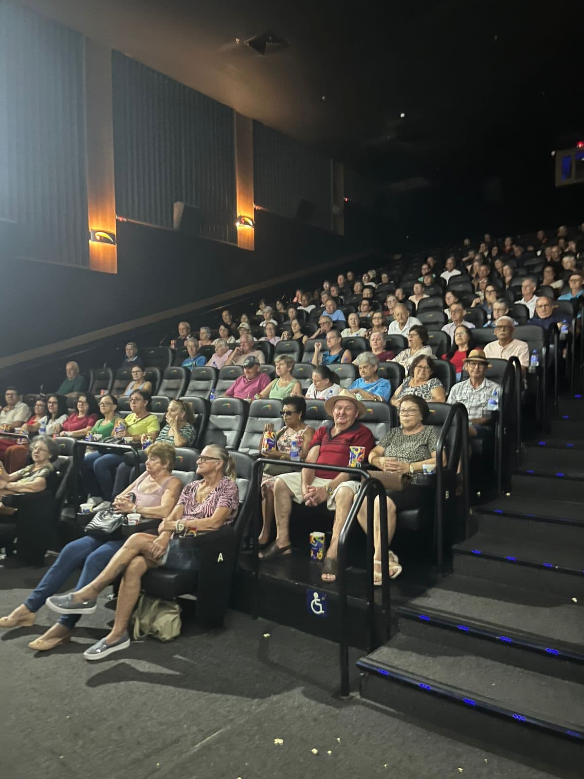 Colônia de Férias levou idosos ao cinema nesta quinta (19)