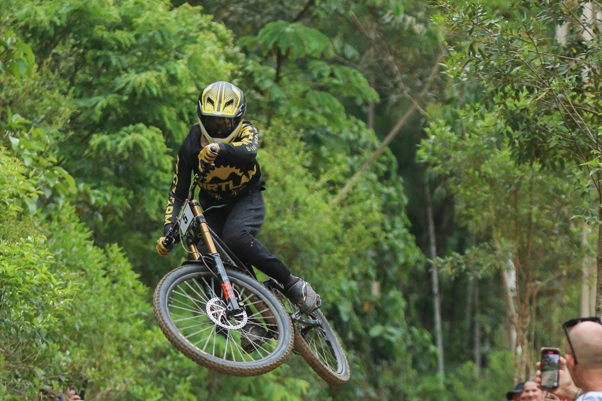 Jaraguaenses garantem pódio na abertura do Estadual de Downhill