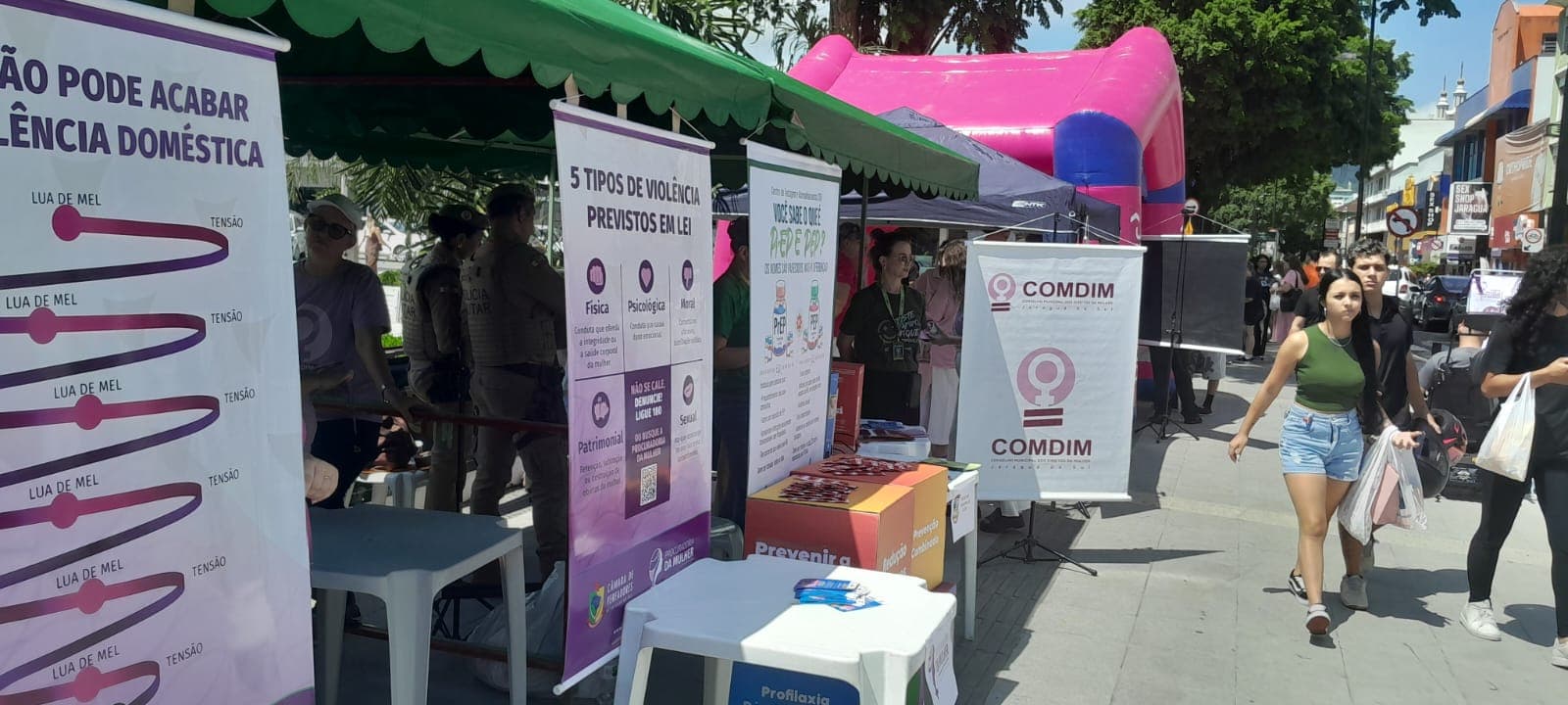 Ação na praça reforça trabalho em rede na proteção à mulher em Jaraguá do Sul
