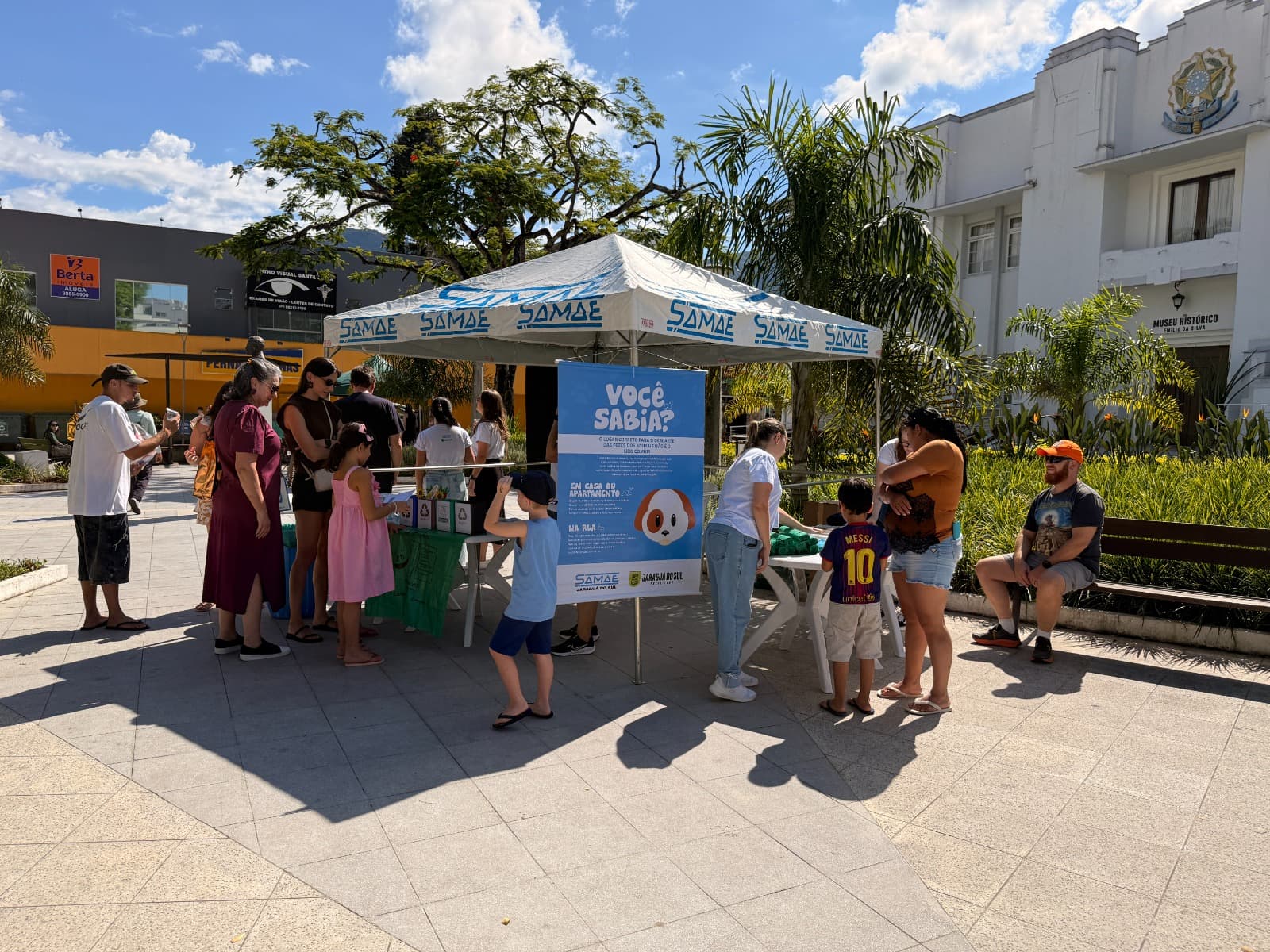 Samae realizou ação de educação ambiental na Praça Ângelo Piazera