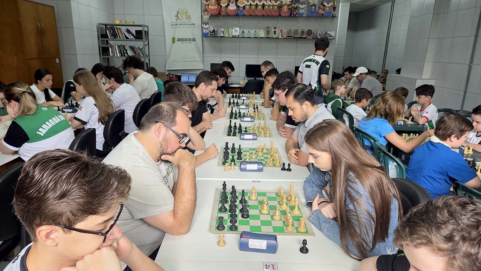 Atletas da casa dominam a 11ª Copa Jaraguá de Xadrez